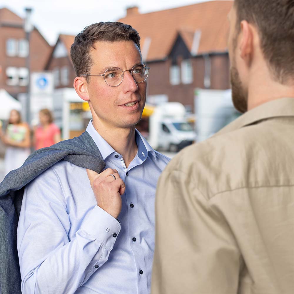 Jan Röschenkämper im Dialog auf dem Marktplatz Altenberge.
